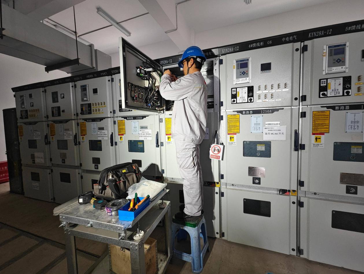 公司电气二次班高效完成煤泥烘干变6kV开关综保装置换型改造