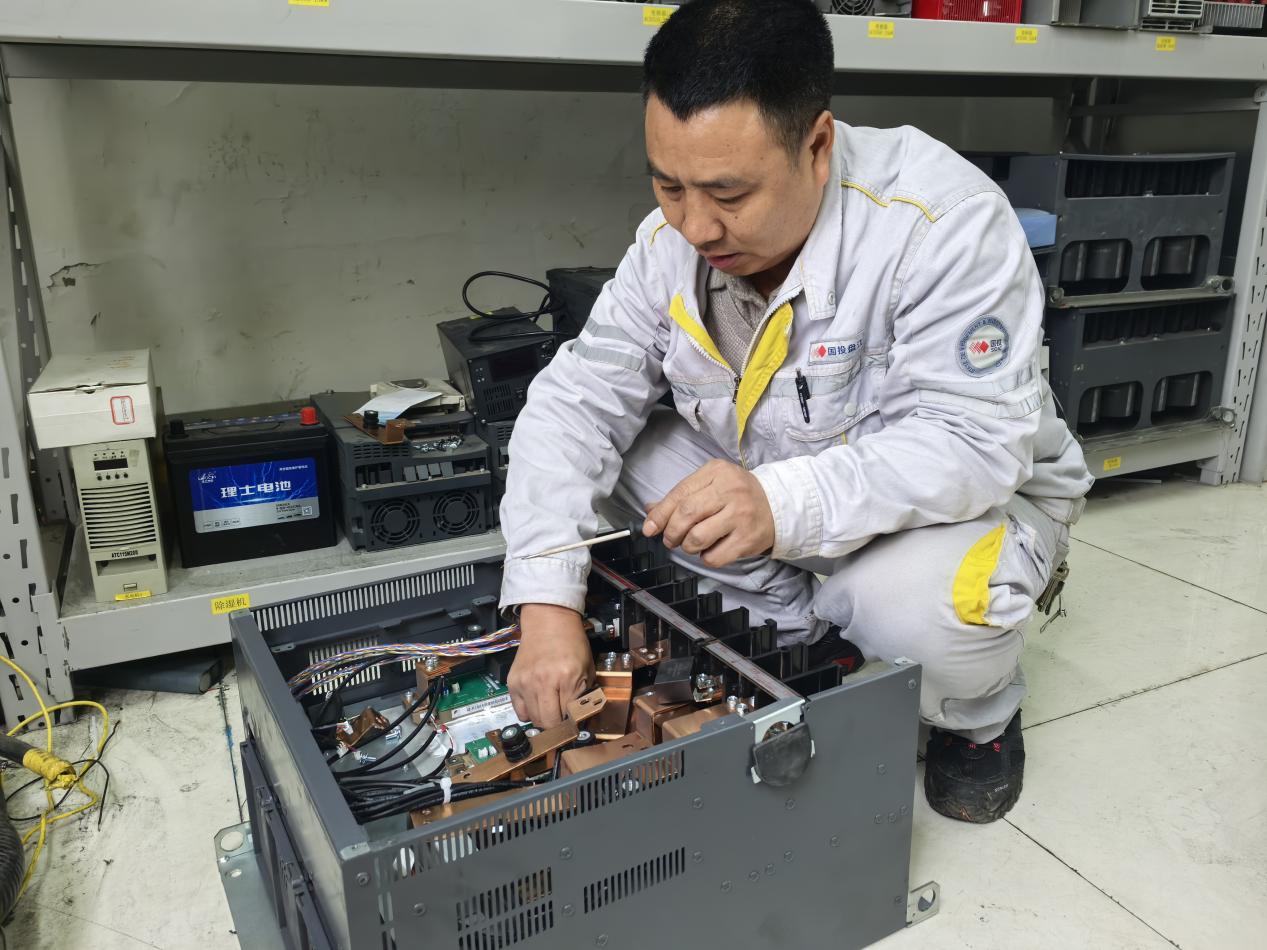 电气二次班修复变频器