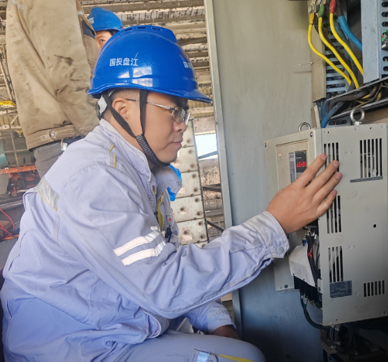 争分夺秒保生产 抢修一线显担当——记一期煤泥桥抓大车变频器损坏紧急抢修行动