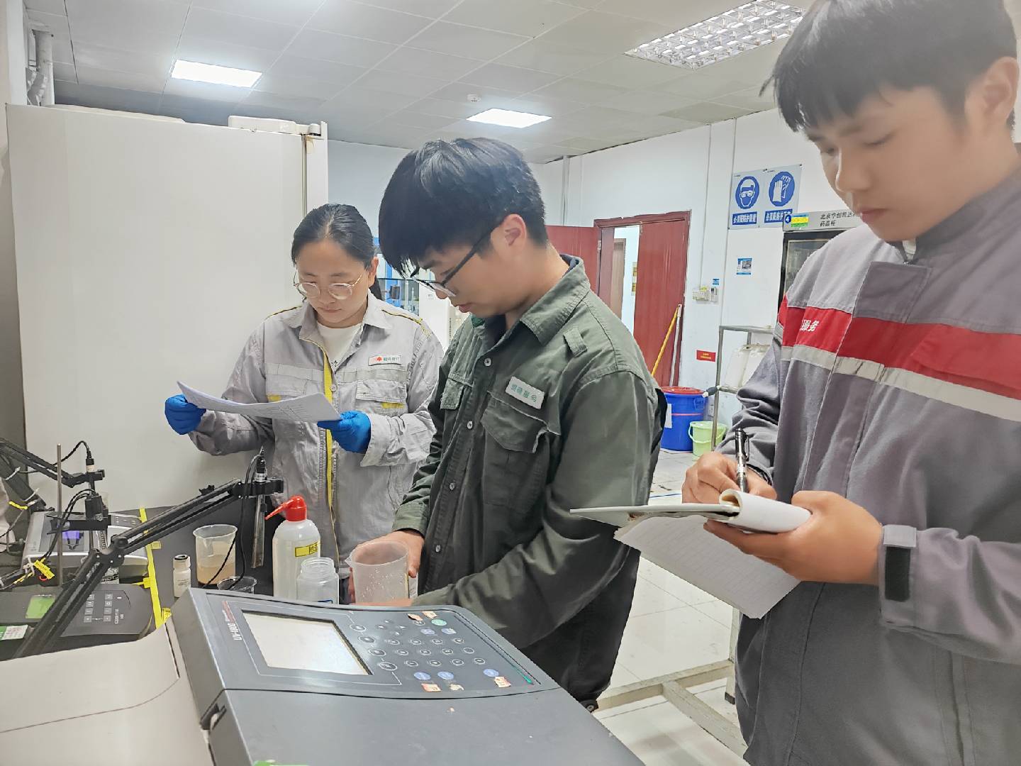 化验班依规完成年度仪器仪表第三方检定